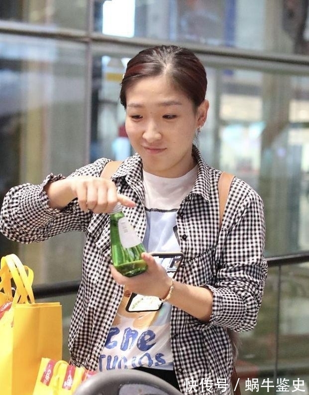 金牌|没得金牌的刘诗雯脱下队服也可爱,休闲造型太舒适,低马尾显元气