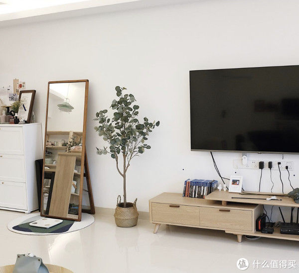 夫妻|这对夫妻太有远见，把次卧和客厅打通，清爽开阔，日子过得简单舒适