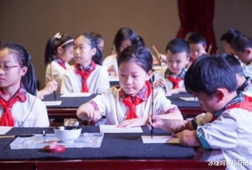 草稿纸|小学生“草稿纸”走红,考试被当成“试卷”上交,网友:完全相反