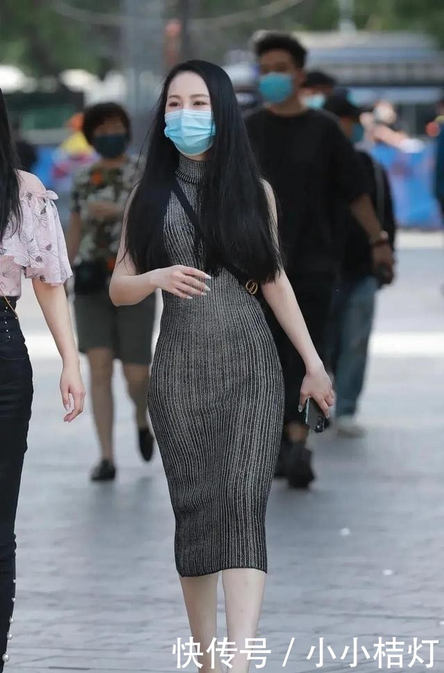 针织面料|能让自己变好看的秘密是选择正确的穿搭,修身长裙最显身材!