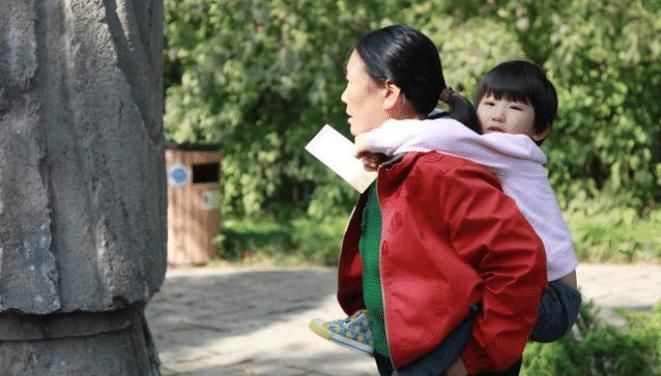 忙着赚钱没时间，孩子交给父母带，长大后成这样，家长后悔不已！