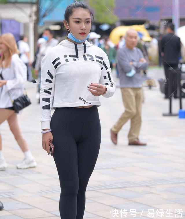 打底裤 白色性感外套搭配黑色无痕打底裤，不好搭配，显得人更加娇小