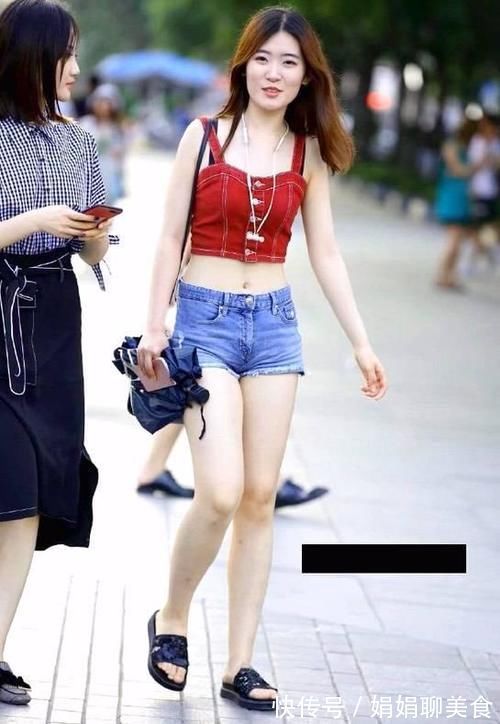 背心 美女穿搭:红色背心搭配牛仔热裤,大长腿展现出来,应该是故意的吧?