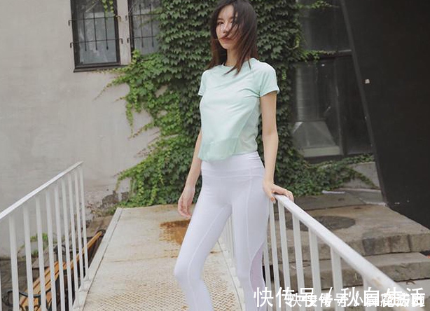 布料 小姐姐爱穿紧身打底裤，勾勒性感臀部曲线，散发女神魅力风采