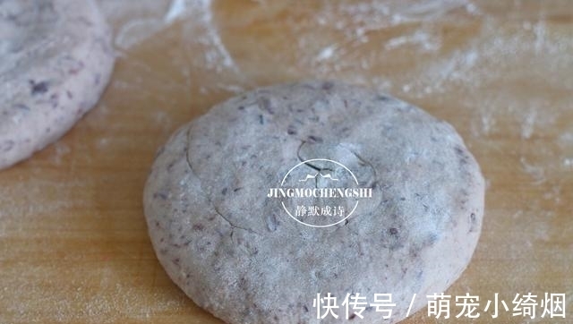 家常烙饼换个做法,松软可口,浓浓红豆香,用凉水和面也不硬