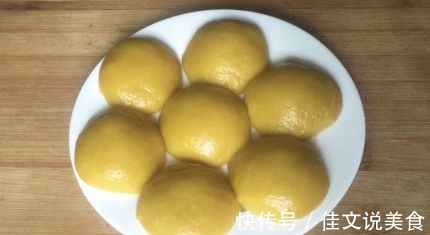 南瓜新吃法，不加面粉，不发面，蒸一蒸，香甜软糯，好吃又不上火