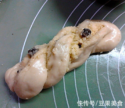 #健康甜蜜烘焙料理# 椰蓉提子面包