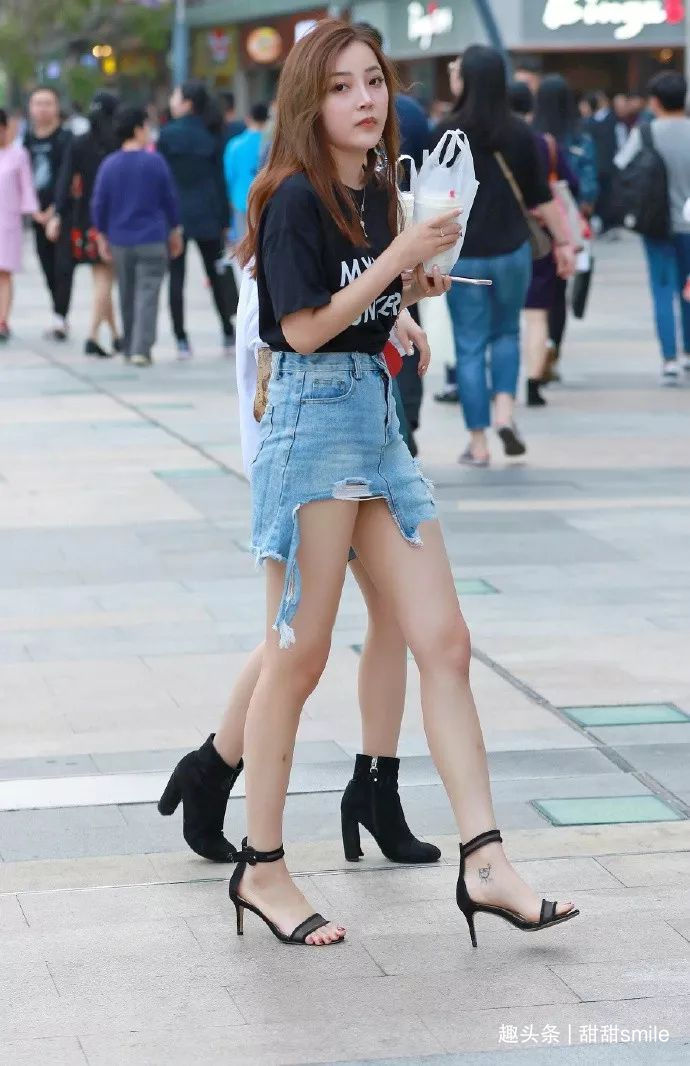 高跟鞋|美女脚上搭配黑色的高跟鞋与黑色的连衣裙相呼应,十分有气质