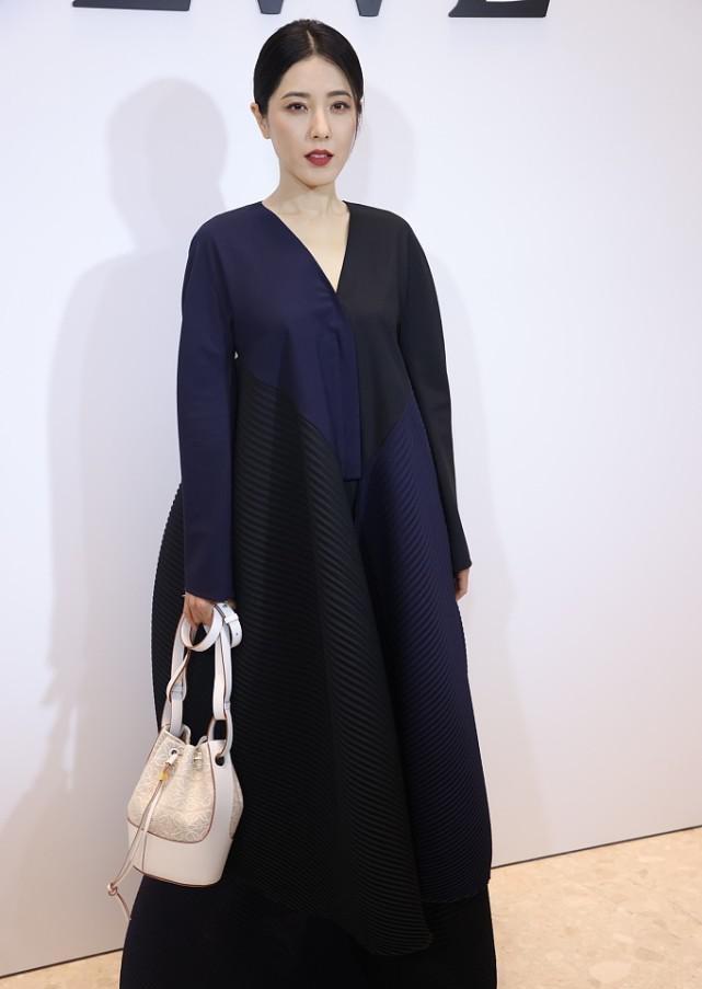 不同,为显腰细拼接透视薄纱,领口V字挺特别