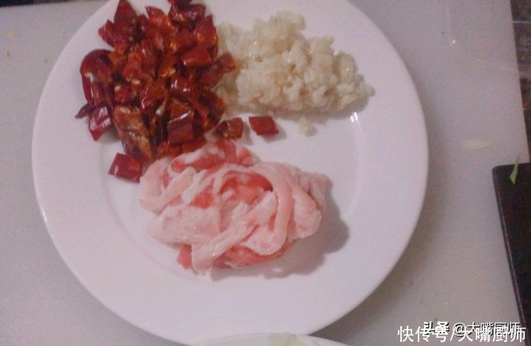 叶子|为啥饭店里的手撕包菜又香又脆？学会几个技巧，在家也能做得好吃