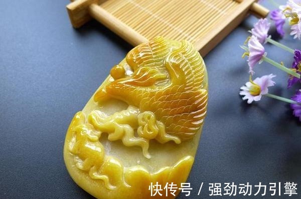 节日 一件名牌衣服的价格,可以买一个翡翠饰品,你会选择哪一个!