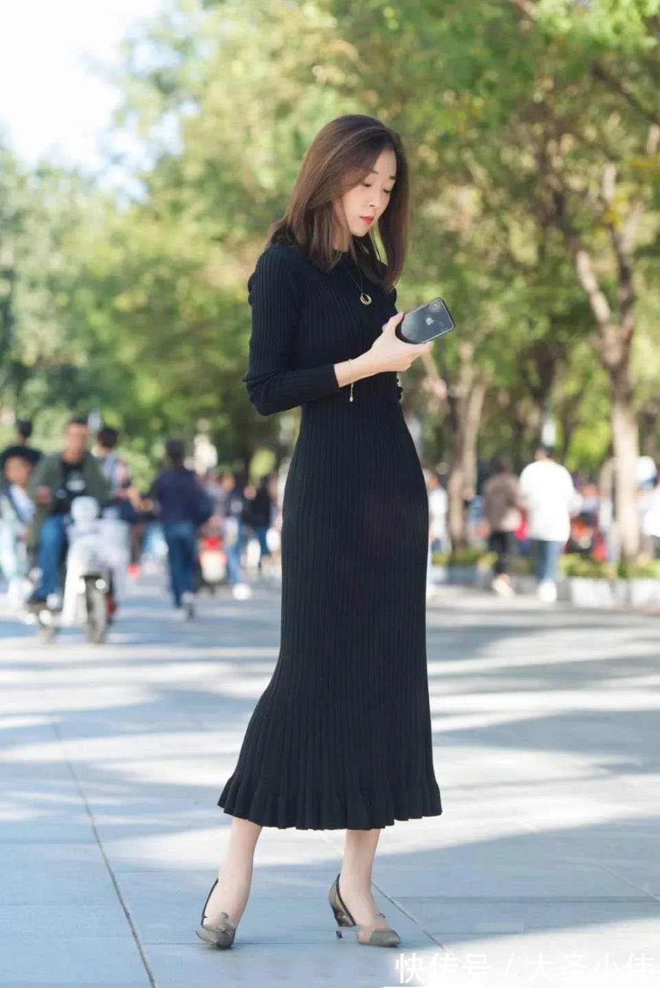 姿态|美女街拍：非常有料的自信美女，蓬乱的头发，优雅的姿态，青春又活泼的感觉