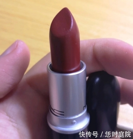 鸡肋 黄黑皮涂上“鸡肋”的大牌口红色号,涂上不好看,搁置又很心疼