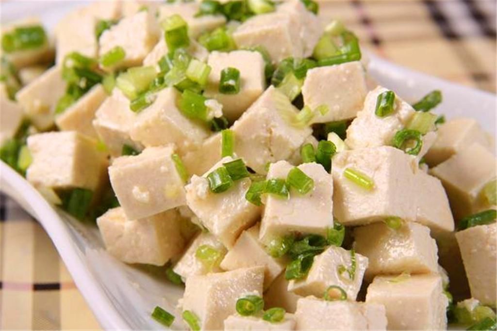 村俗语“豆腐下酒，不如喂狗”什么意思？豆腐不可以下酒吗？