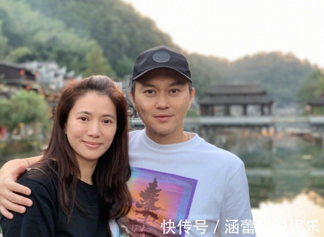 长发披肩|袁咏仪张智霖同出席活动,巴掌腰漫画腿抢镜,单手插兜比老公还酷