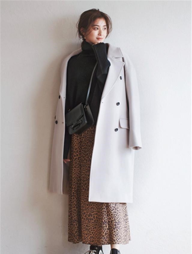 烟熏 秋冬第一件大衣,有棕色、米色、藏青色,还有漂亮的烟熏色!