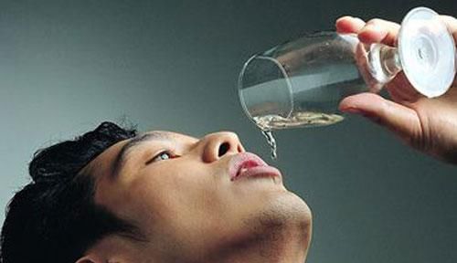 谣言 白开水放了一夜能喝吗？多少人被隔夜水害惨了，这个谣言赶快打住