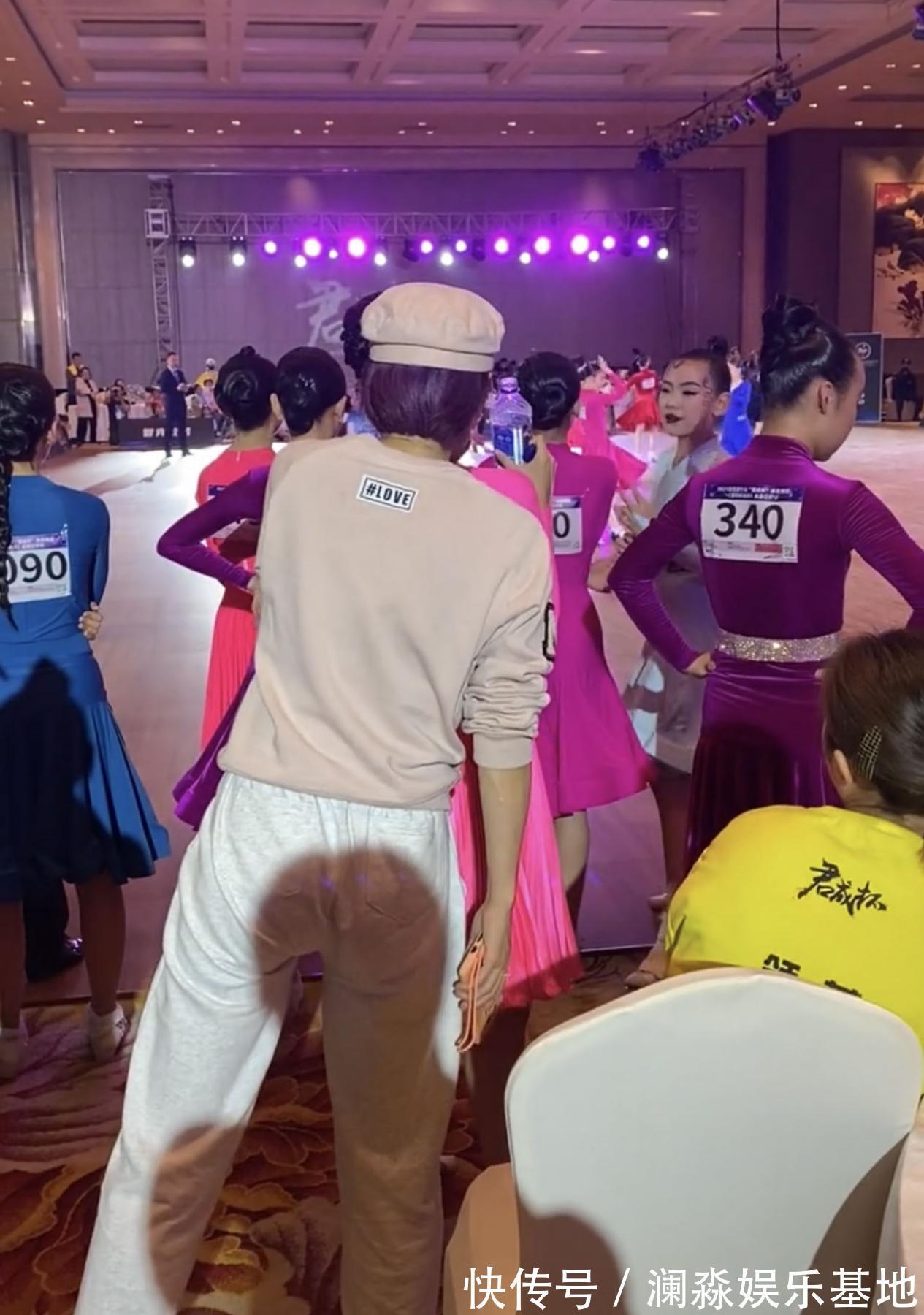 裤装|马伊琍全天助阵女儿比赛,穿卫衣裤子卡裆太尴尬,挑染紫发好靓女