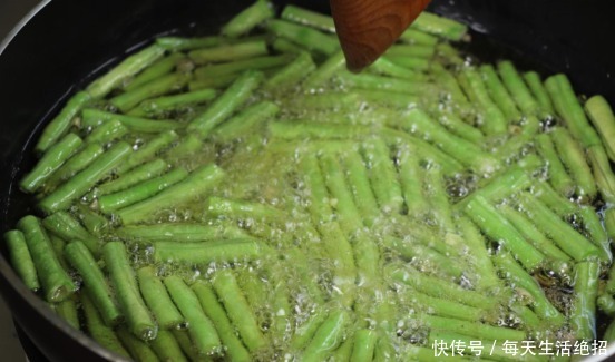 下锅|炒豆角时,别直接下锅炒,大厨教你一招,豆角嫩绿,不发黑