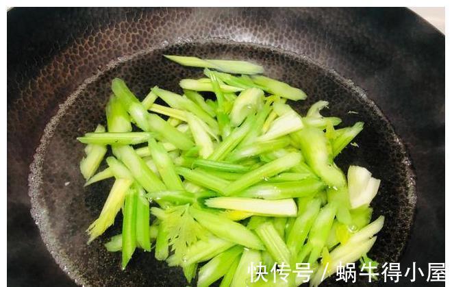 黄瓜|芹菜拌花生怎么做才好吃？掌握几个小技巧，清脆爽口，颜色不发黑