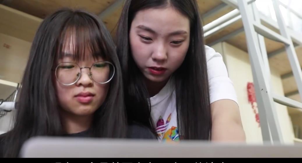 |00后靠“拍段子”收获600万粉丝,月入70万,评论区骂声一片