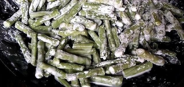 豆角|豆角最近火了,教你新吃法,又香又辣,一顿我能吃3斤,好过瘾