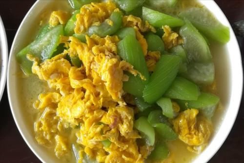 鲜嫩|炒丝瓜不要直接炒，下锅前多做2步，颜色翠绿不发黑，鲜嫩又入味