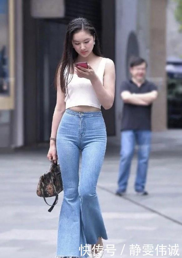 时尚的紧身牛仔裤,看起来大气不臃肿,极具吸引力和舒适感