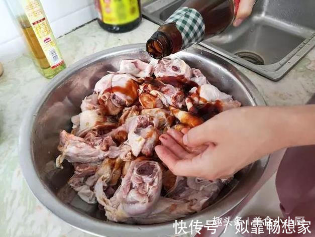炖鸡时,有人直接炖,有人焯水,全不对,教你最正确做法,老香了