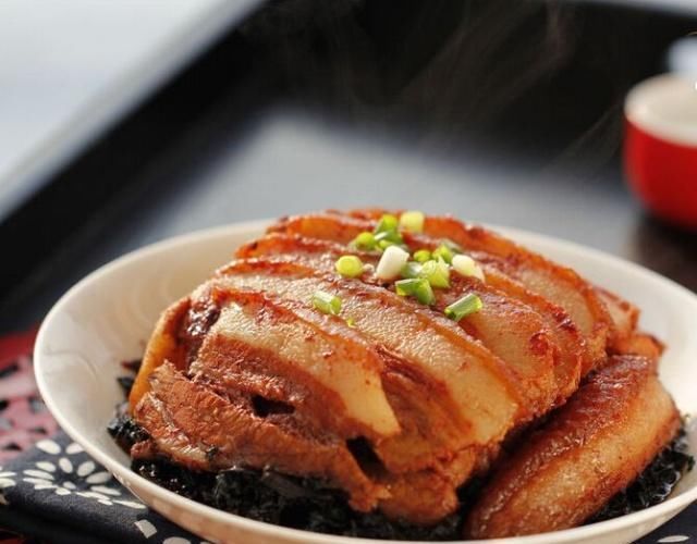 做梅菜扣肉，只要学会这3个秘诀，保证肉香烂入味，肥而不腻