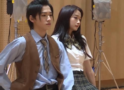 宋亚轩穿便装录节目，却意外露出衣服下一行小字，摄像师吓得手都发抖