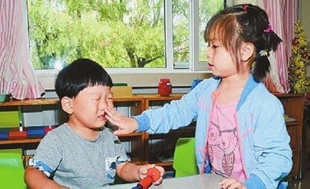 妈妈|男孩耳后有伤口，妈妈怀疑是幼儿园小朋友抓伤，但娃的话让她崩溃