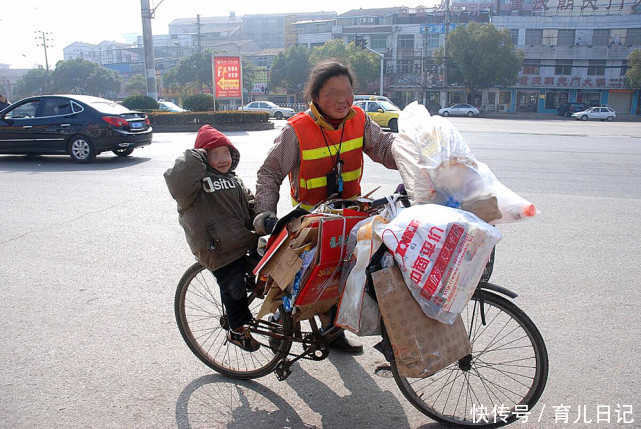 照片|宝妈带娃吃饭的照片惹争议,育儿日记:别把你的爱,变成“砒霜”