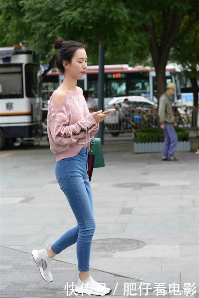 平底鞋|修身牛仔裤很多人喜欢,年轻姑娘搭配平底鞋,成熟美女喜欢高跟鞋