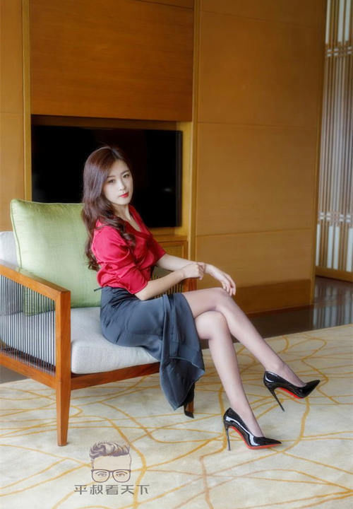 美女穿搭:小姐姐爱穿红色休闲衬衫配紧身黑色开叉裙,性感妩媚,熟女风超吸引人!