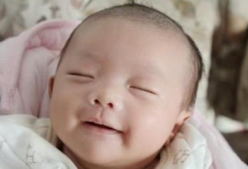 “高颜值女婴”走红,用长相征服众人,护士感慨:还是头一回见