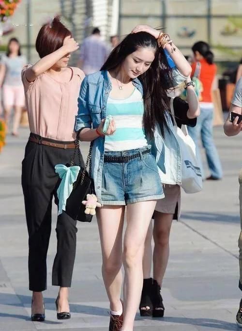 骄傲|小姐姐黑色的秀发,中长款的穿搭掩饰不住骄傲的身材