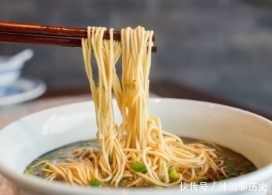 小葱|煮面条时，最忌开水下锅，大厨教你小妙招，面条筋道Q弾超好吃！