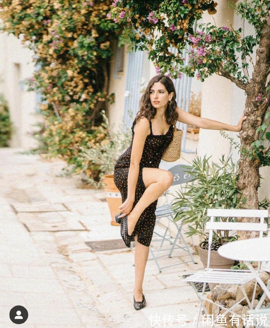 碎花|40+女人碎花裙怎么挑?跟着法国博主这样穿,微胖身材照样穿得美