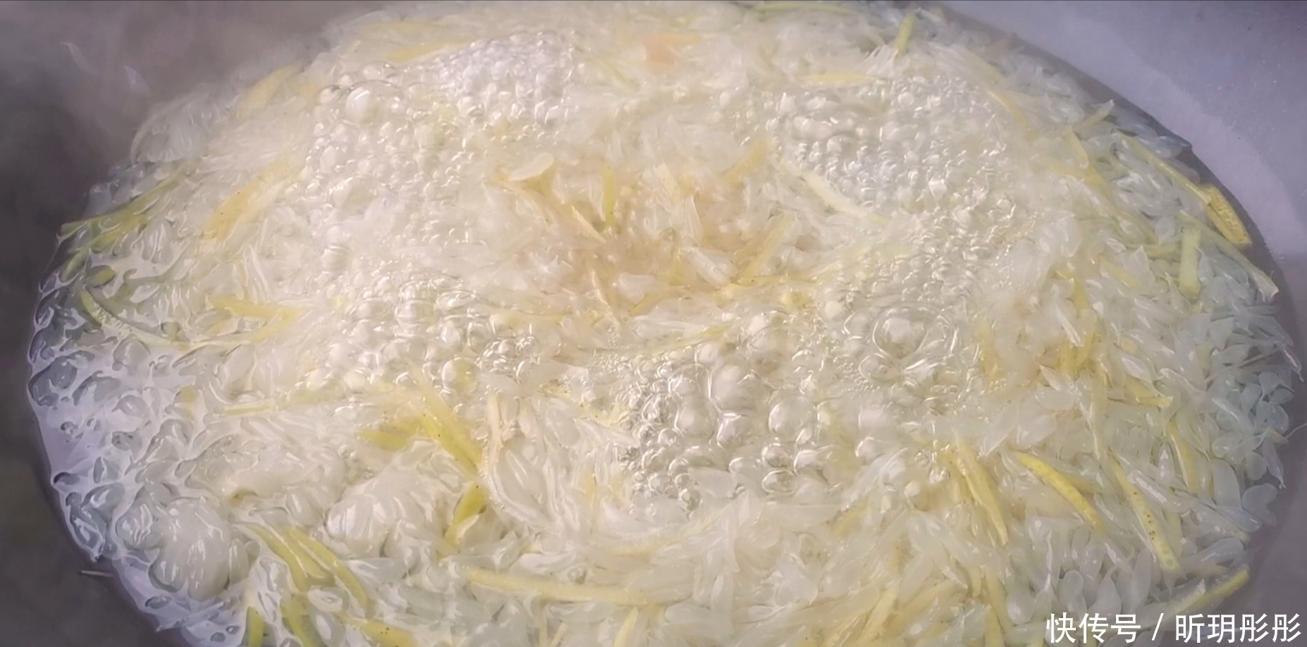 做成|柚子皮不要扔了,做成蜂蜜柚子茶太美味,酸甜可口,吃半年不坏