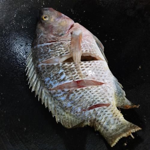 不管煎什么鱼，不要加盐或裹粉，牢记2个技巧，鱼肉完整不粘锅