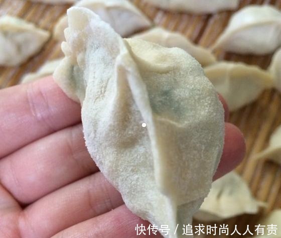 调饺子馅，先放盐还是先放油很多人弄错，难怪饺子不香不入味！