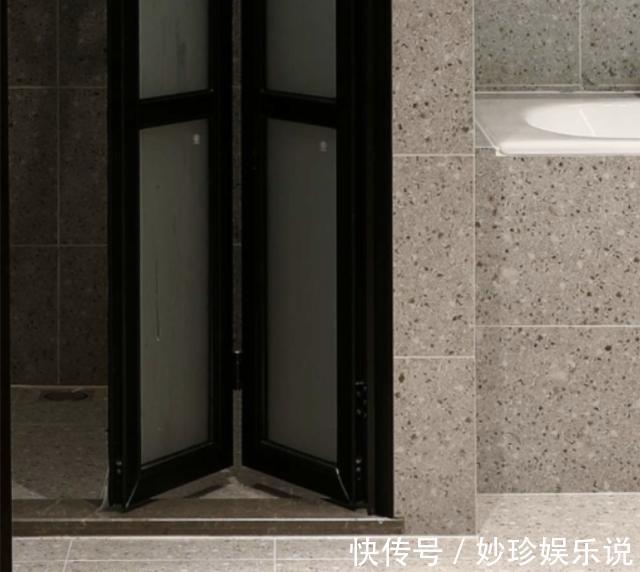 电视机|家里有孩子，客厅别买沙发了，电视机也别要，学她家这样装更实用