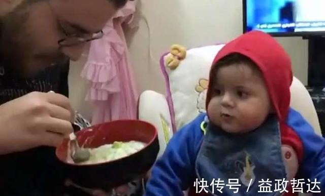 儿子|爸爸喂儿子吃辅食,全喂到他自己嘴里,宝宝懵了:这是亲爸吗?