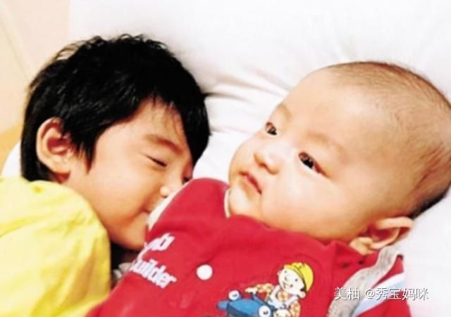 买菜|妈妈出去买菜,9岁儿子自告奋勇照顾1岁妹妹,回来后宝妈后悔了