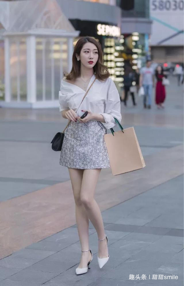 高跟鞋 美女职业套装搭配一双高跟鞋整体的搭配非常优雅,彰显了成熟气质