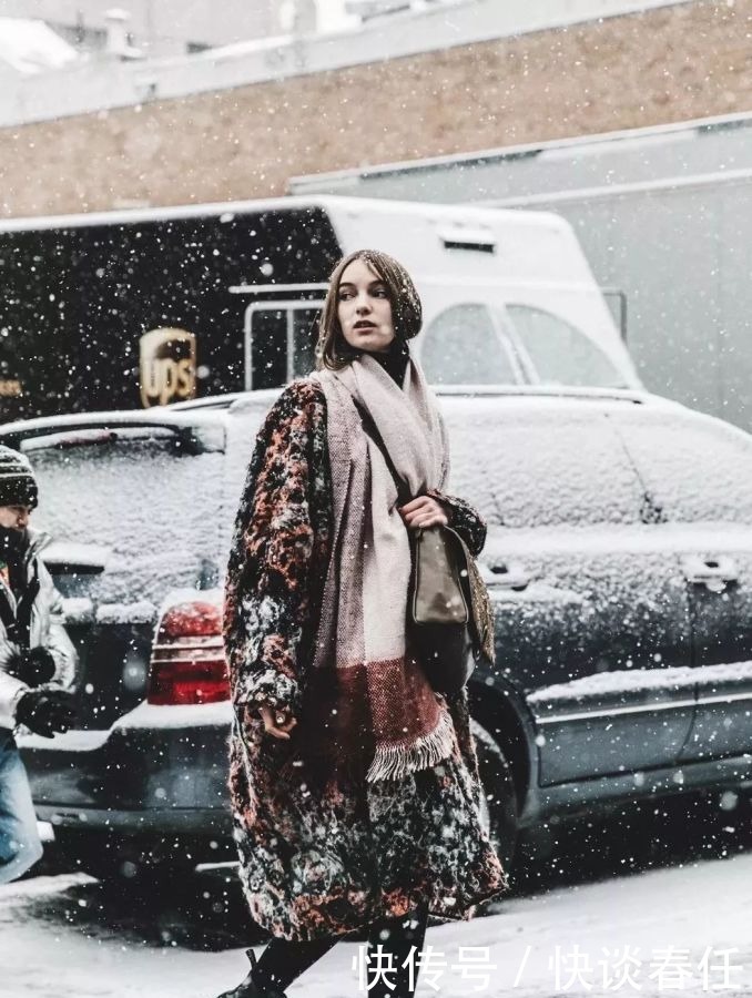 大衣+围巾=冬日最强搭配!温暖时髦、超显脸小,不穿你就真输了