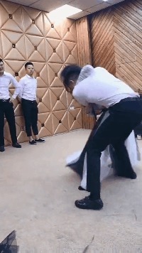 |搞笑GIF：拆迁款还没到位，气质这块拿捏的不是很好！