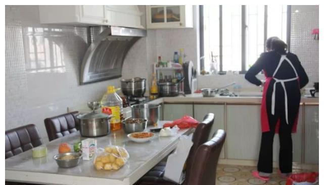 高胆固醇食物公布：鸡蛋最后，榜首胆固醇成倍涨，很多人当补品吃