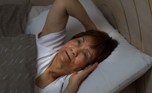 中老年人|医生提醒，50岁以后，晚上出现4个症状，可能是高血压已悄悄来临